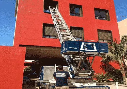 GRUA MONTAMUEBLES