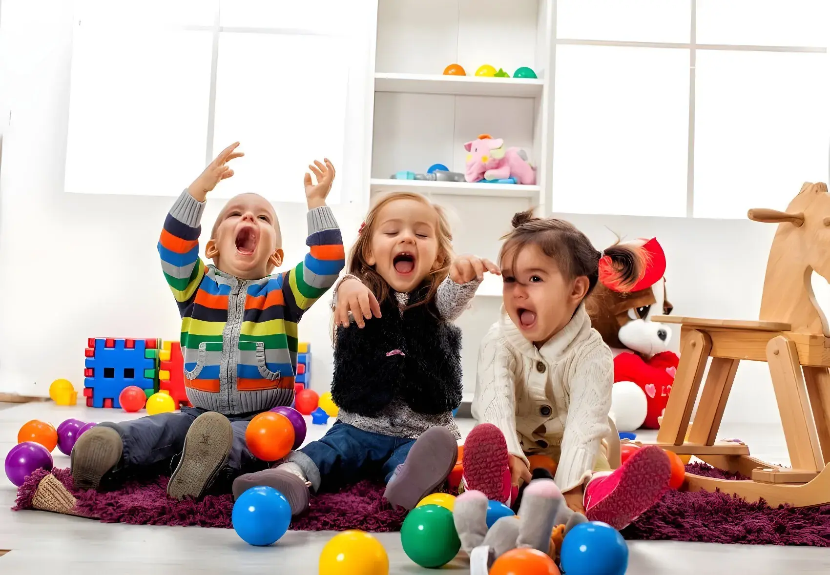 Organizar juguetes en una habitación pequeña