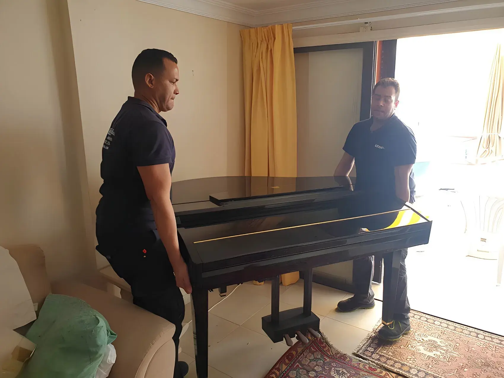 operario de mudanzas en canarias realizando transporte de piano en contenedor